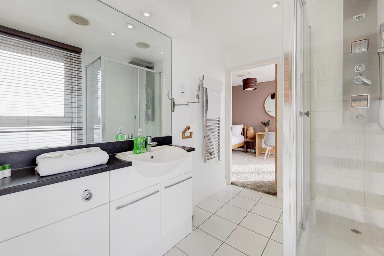 Deluxe Three Bedroom Apartment By London Excel Stays Exterior foto