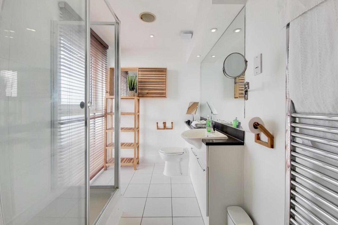Deluxe Three Bedroom Apartment By London Excel Stays Exterior foto